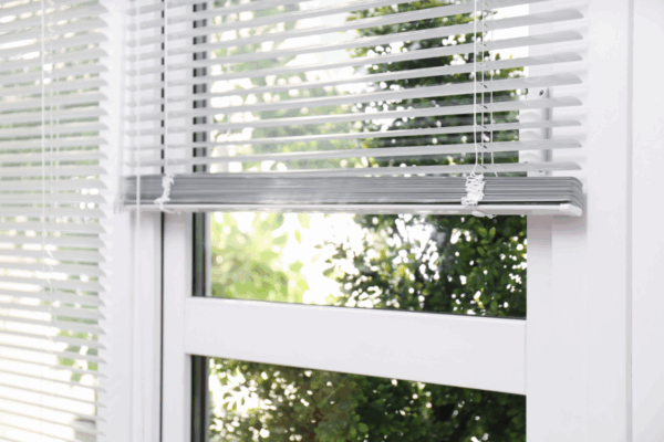 Aluminum venetian blind