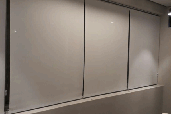 Black-out roller blind