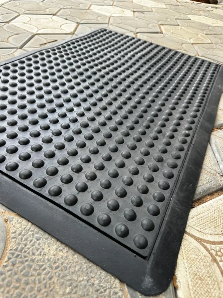 Anti fatigue mat bevelled edge that stops trips